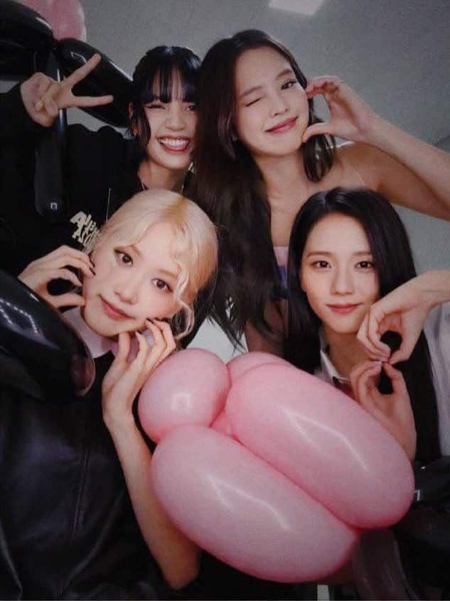 Ещё больше великолепных фото BLACKPINK в честь их 8-й годовщины дебюта радуют фанатов