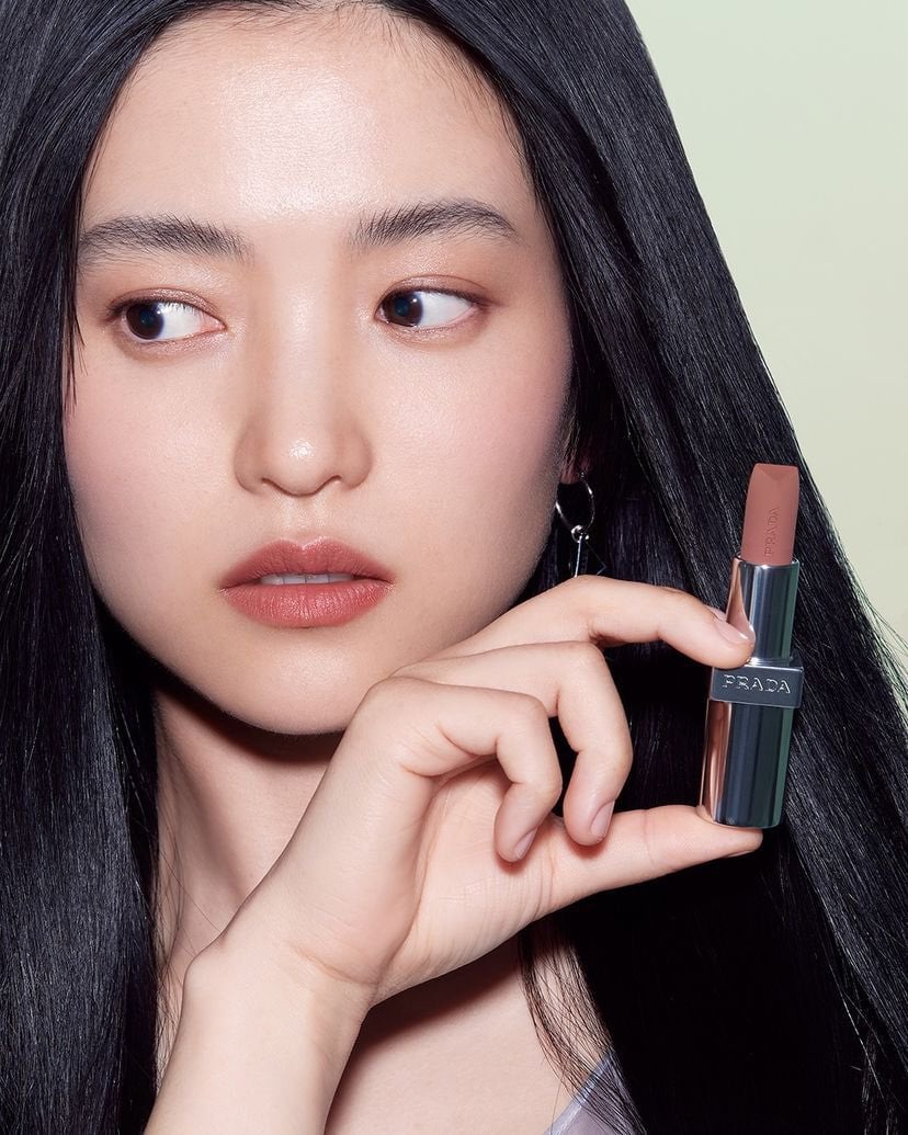 Ким Тэ Ри пленяет элегантностью в фотосессии для Prada Beauty