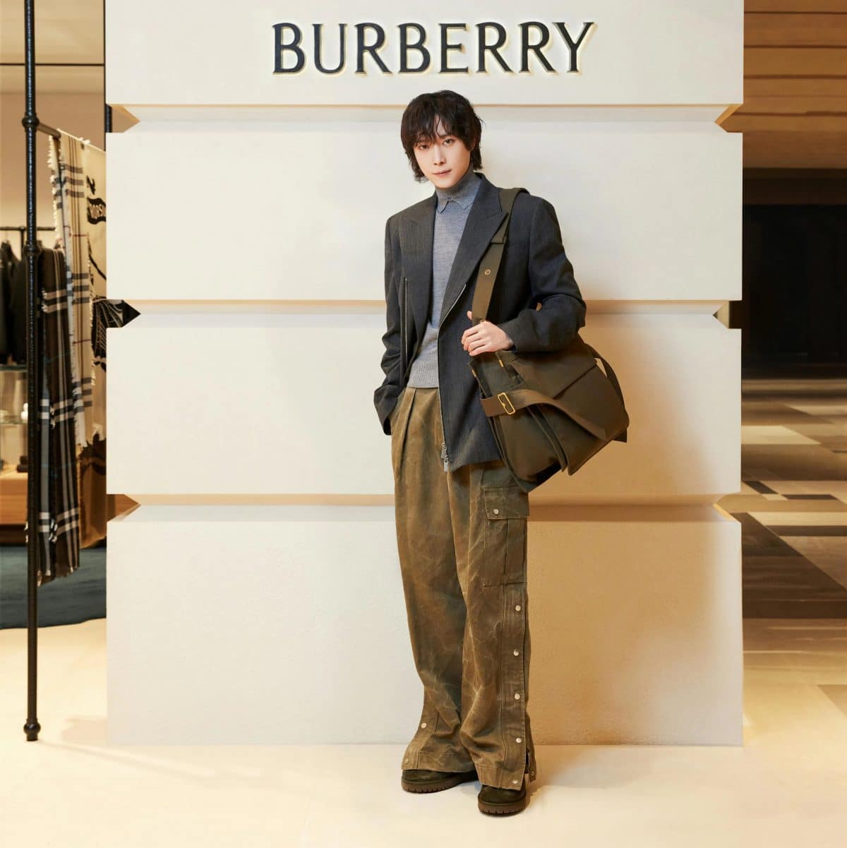 Пак Сон Хун, Вону из SEVENTEEN и Ким Ён Дэ посетили мероприятие по обновлению магазина Burberry в Сеуле