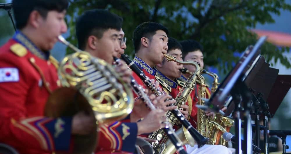 RM из BTS был замечен выступающим с 15-й пехотной дивизией на «2024 Hwacheon Tomato Festival»