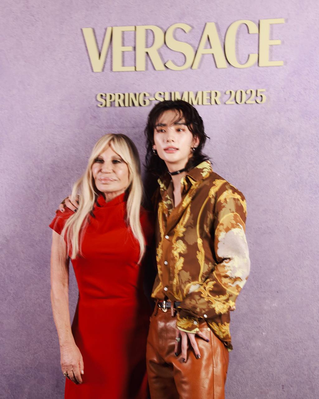 Хёнджин из Stray Kids, Чжао Лу Сы и другие на показе VERSACE на Неделе моды в Милане