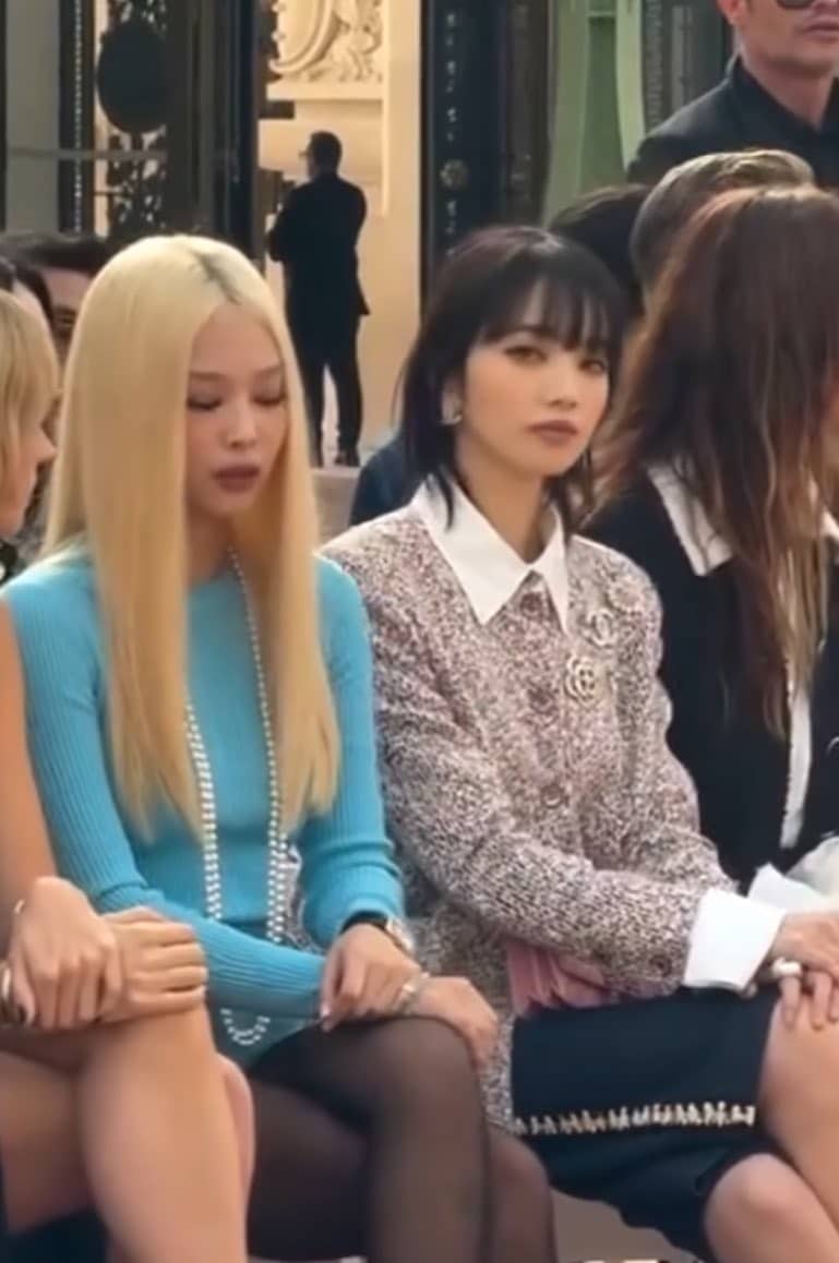 Дженни из BLACKPINK и Нана Комацу на показе Chanel на Неделе моды в Париже