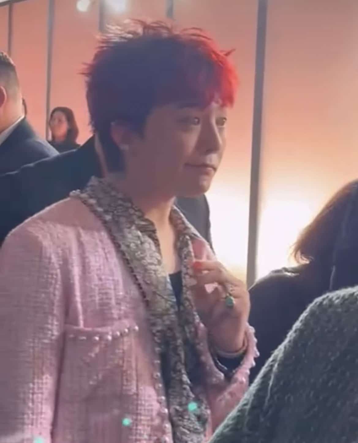 [theqoo] Образ G-Dragon на показе Chanel Cruise Show 2024-2025 в Гонконге привлек внимание нетизенов